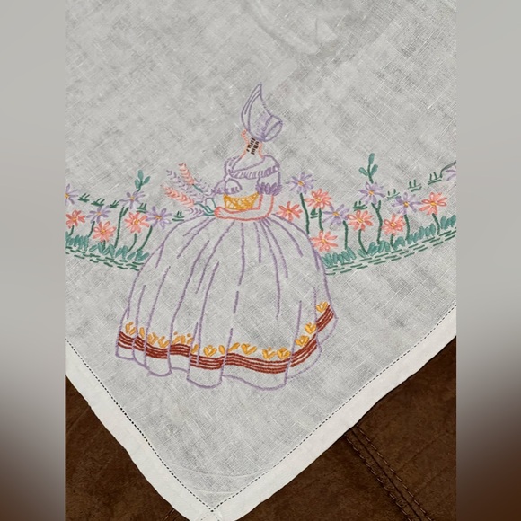Embroidered Bonnet Girl dress flowered linen tablecloth large square - Picture 3 of 6